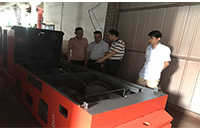 云南邵陽(yáng)客戶來(lái)廠了解湘潭電機(jī)車等礦山裝備的性能