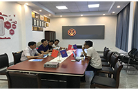 新疆婁底客戶來廠了解鋰電池遙控電機(jī)車的信息