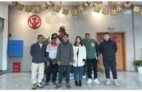 云南海外客戶來(lái)廠了解鋰電池湘潭電機(jī)車(chē)性能