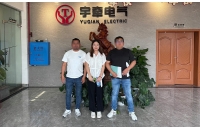 陜西海外客戶來廠采購遠(yuǎn)程遙控型5噸湘潭鋰電池電機(jī)車