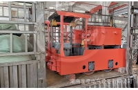 四川一批防爆型2.5噸湘潭電機車裝車發(fā)往江西